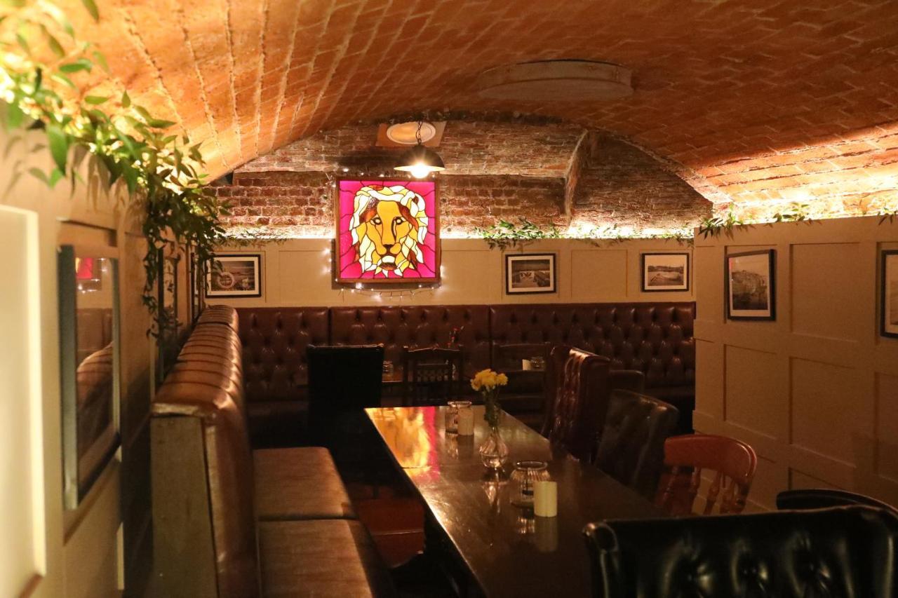 The Red Lion & Cellar Room, Betchworth エクステリア 写真