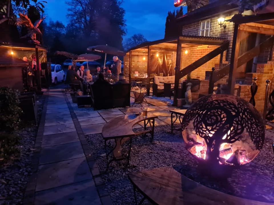 The Red Lion & Cellar Room, Betchworth エクステリア 写真