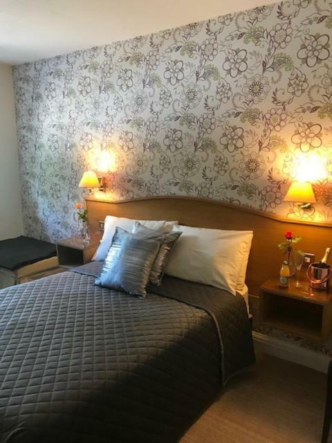 The Red Lion & Cellar Room, Betchworth エクステリア 写真